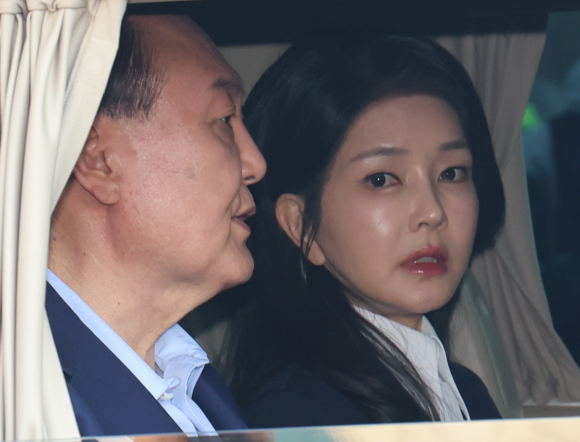 윤석열 전 대통령과 김건희 여사가 지난 4월 11일 오후 서울 용산구 한남동 대통령 관저를 떠나고 있다. 2025.4.11 공동취재