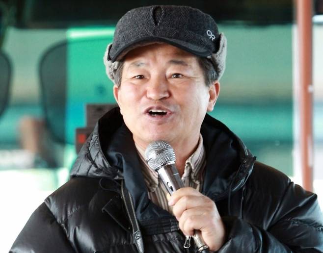 2011년 ‘새박사 윤무부 교수와 함께하는 한강철새탐조유람선’이라는 생태체험캠프에서 어린이들에게 철새에 대해 설명하는 고인. 2011.1.7 연합뉴스