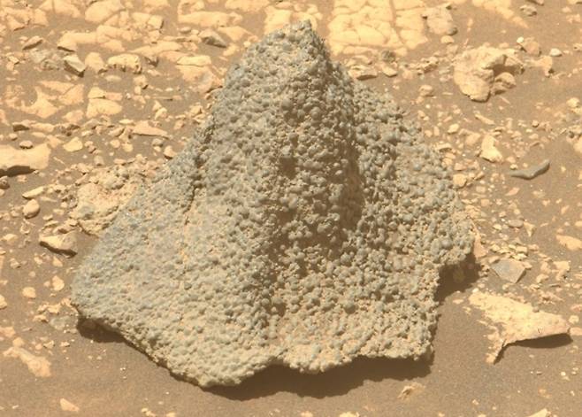 퍼서비어런스가 탐사 중에 발견한 중세 시대 투구와 유사하게 생긴 암석. NASA/JPL-Caltech/ASU