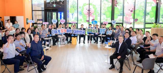 지난 12일 전남 순천시 정원워케이션에서 노관규 순천시장을 비롯해 민관청렴실천협의체 간담회에 참석한 단체장들이 청렴 실천 의지를 담은 플래카드 퍼포먼스를 펼치고 있다. 순천시는 민선 8기 들어 고강도 청렴시책을 바탕으로 바닥친 청렴도를 단번에 상위권으로 끌어 올렸다. 사진 제공=순천시