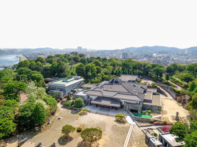 진주성 내 국립진주박물관은 건축가 김수근의 작품이며 임진왜란 유물로 특화한 박물관이다. 사진제공=진주시