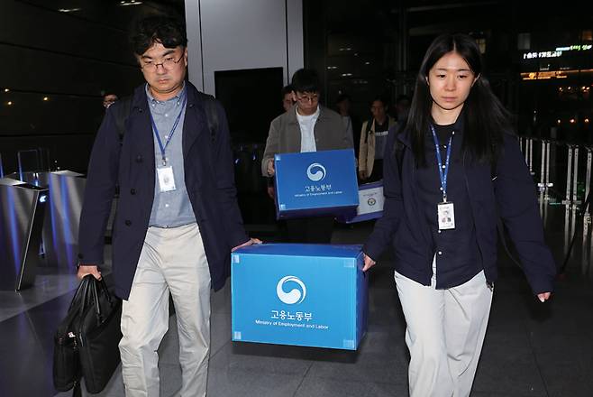 고용노동부는 4월25일 경기도 광명시 신안산선 지하터널 공사장 붕괴 사고와 관련해 포스코이앤씨 인천 본사를 압수수색했다. ⓒ연합뉴스