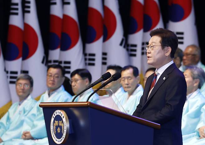 이재명 대통령이 15일 서울 세종문화회관에서 열린 80주년 광복절 경축식에서 경축사를 하고 있다.&nbsp;ⓒ연합뉴스