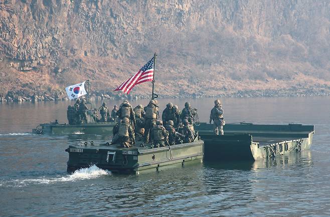 2024년 3월20일 대한민국 육군 5공병여단과 한미연합사단 11공병대대가 경기도 연천군 임진강 일대에서 진행된 한미연합 제병협동 도하훈련에서 교각이 붕괴된 상황을 가정해 부교를 설치하고 있다. ⓒ시사저널 임준선