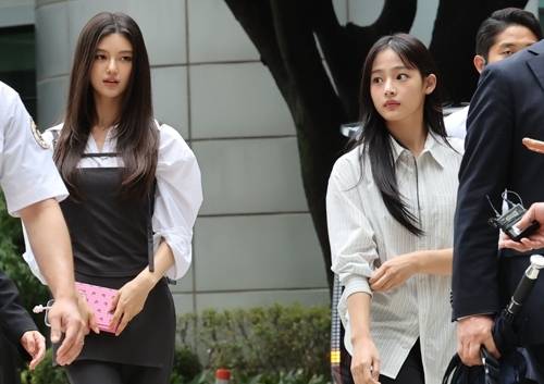 기획사 어도어와 전속계약 분쟁 중인 그룹 뉴진스의 다니엘(왼쪽)과 민지가 14일 서울 서초구 서울중앙지방법원에서 열린 전속계약 유효확인 소송 1심 조정을 위해 법원으로 들어서고 있다. 연합뉴스