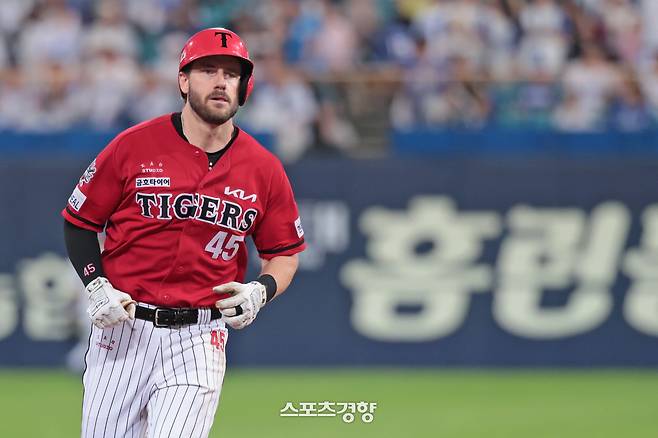 KIA 패트릭 위즈덤이 지난 14일 대구 삼성전에서 만루홈런을 친 뒤 달리고 있다. KIA 타이거즈 제공
