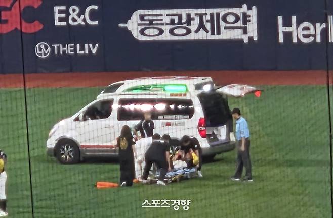 KT 안현민이 15일 고척 키움전에서 8회말 경기 중 구급차에 이송되고 있다. 유새슬 기자