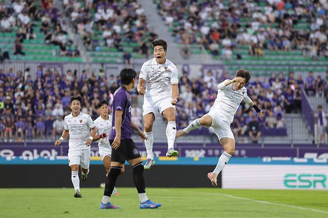 포항 이호재가 15일 안양과의 원정 경기에서 선제골을 넣은 뒤 뛰어오르며 기뻐하고 있다. 프로축구연맹 제공