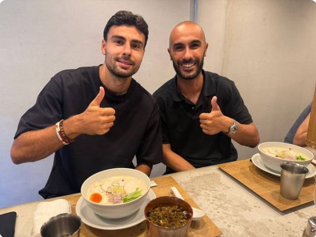 ▲ 올 시즌 감바 오사카에서 팀 내 최다 득점을 기록 중인 이삼 제발리(오른쪽)는 지난 3월 합류한 스웨덴 국적 장신 스트라이커 데니즈 휘메트의 '점심 메이트'를 자처하며 신입생 적응을 물심양면 도와 현지 언론 찬사를 받고 있다.&nbsp;ⓒ 이삼 제발리 SNS