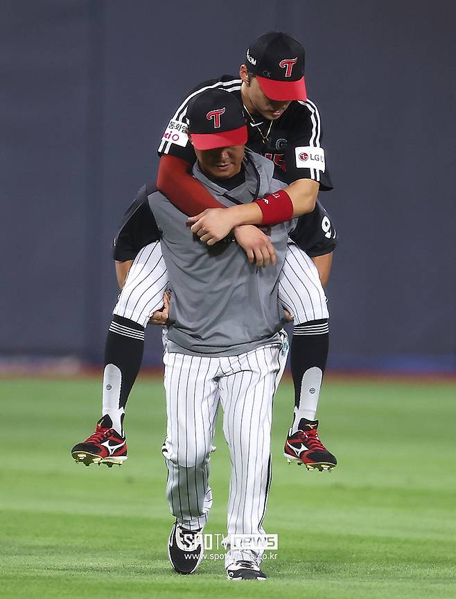 ▲ 12일 수원 KT전 8회 수비 도중 발목을 다쳐 벤치를 아찔하게 한 박해민 ⓒ곽혜미 기자