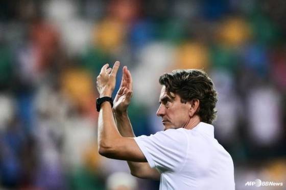 토마스 프랭크 토트넘 홋스퍼 감독이 14일 오전 4시(한국시간) 이탈리아 블루에너지 스타디움에서 열린 2025 유럽축구연맹(UEFA) 슈퍼컵 결승전 패배 후 관중들에게 박수 치고 있다. /AFPBBNews=뉴스1