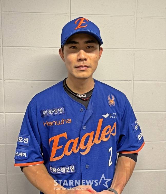 한화 심우준이 15일 창원 NC전 승리 후 취재진과 인터뷰를 하고 있다. /사진=양정웅 기자