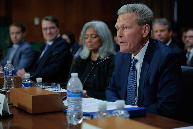 미국의 베스트셀러 작가 데이비드 발다치는 자신의 작품이 AI 모델 학습에 사용됐다며 오픈AI를 상대로 저작권 침해 집단소송에 나섰다. 지난 7월 미 상원 법사위원회의 청문회에 참석한 발다치가 AI의 저작권 침해 문제에 대해 증언하고 있다. 게티이미지·AFP연합뉴스