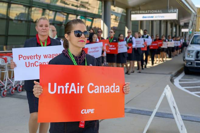 피켓 시위 중인 에어캐나다 승무원 노조 [캐나다공공노조 제공. 재판매 및 DB 금지]