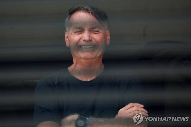 14일(현지시간) 가택 연금 상태인 자이르 보우소나루 브라질 전 대통령 [브라질리아 로이터=연합뉴스. 재판매 및 DB 금지]