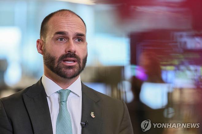14일(현지시간) 미국에서 인터뷰하는 에두아르두 보우소나루 브라질 하원 의원 [워싱턴 로이터=연합뉴스. 재판매 및 DB 금지]