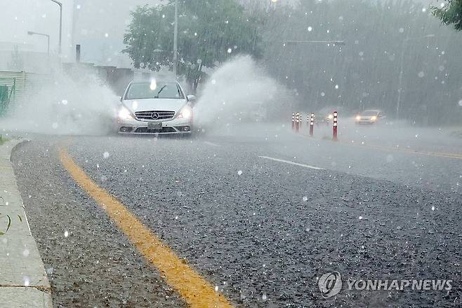 물살 가르며 달리는 차량 (고양=연합뉴스) 김병만 기자 = 수도권에 집중호우가 쏟아진 13일 경기도 고양시에서 차량들이 물에 잠긴 도로를 달리고 있다. 2025.8.13 kimb01@yna.co.kr