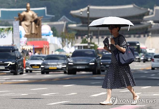 계속되는 폭염에 양산 필수 (서울=연합뉴스) 김성민 기자 = 무더위가 이어지고 있는 5일 서울 종로구 광화문광장 인근에서 시민들이 양산을 쓰고 이동하고 있다. 2025.8.5 ksm7976@yna.co.kr