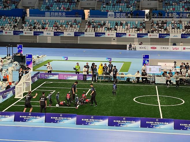 5대5 로봇 축구 경기     (베이징=연합뉴스) 정성조 특파원 = 15일 오전 중국 베이징 '세계 휴머노이드 로봇 운동회' 로봇 축구 경기 모습. 2025.8.15 xing@yna.co.kr
