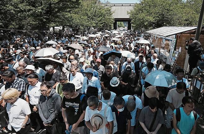 야스쿠니 신사를 찾아 참배하는 일본인들 (교도=연합뉴스) 패전일인 15일 일본 도쿄 야스쿠니신사를 찾은 일본인들이 묵념하고 있다. 2025.8.15 evan@yna.co.kr