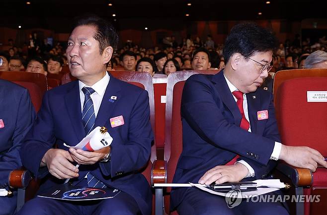 광복절 경축식 참석한 정청래 대표와 송언석 비대위원장 (서울=연합뉴스) 홍해인 기자 = 더불어민주당 정청래 대표와 국민의힘 송언석 비상대책위원장 겸 원내대표가 15일 서울 세종문화회관에서 열린 80주년 광복절 경축식에 참석하고 있다. 2025.8.15 [대통령실통신사진기자단] hihong@yna.co.kr