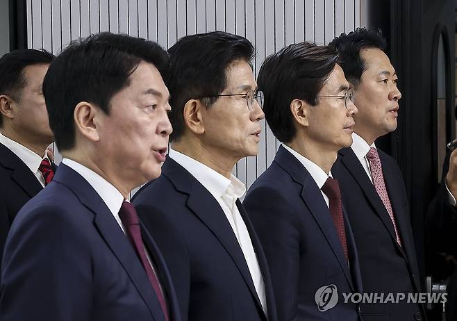 제6차 전당대회 수도권·강원·제주 합동연설회 (서울=연합뉴스) 국민의힘 안철수(왼쪽부터), 김문수, 조경태, 장동혁 당대표 후보들이 14일 오후 서울 여의도 국민의힘 중앙당사에서 열린 제6차 전당대회 수도권·강원·제주 합동연설회에서 국민의례를 하고 있다. 2025.8.14 [국회사진기자단] pdj6635@yna.co.kr