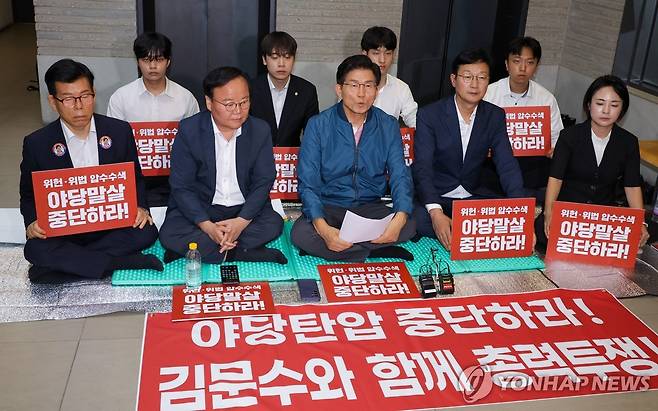 김문수, 특검 압수수색 항의 농성 시위 (서울=연합뉴스) 황광모 기자 = 국민의힘 당 대표 선거에 출마한 김문수 후보가 14일 서울 여의도 중앙당사 로비에서 김건희 특검의 당사 압수수색에 항의하며 농성을 벌이고 있다. 2025.8.14 hkmpooh@yna.co.kr