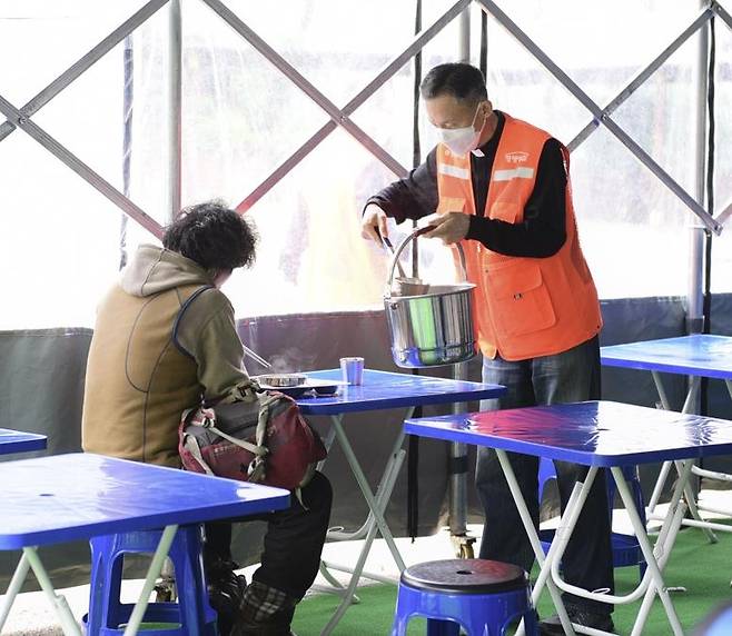 명동밥집에서 배식하는 유경총 주교 [천주교 서울대교구 제공. 재판매 및 DB 금지]