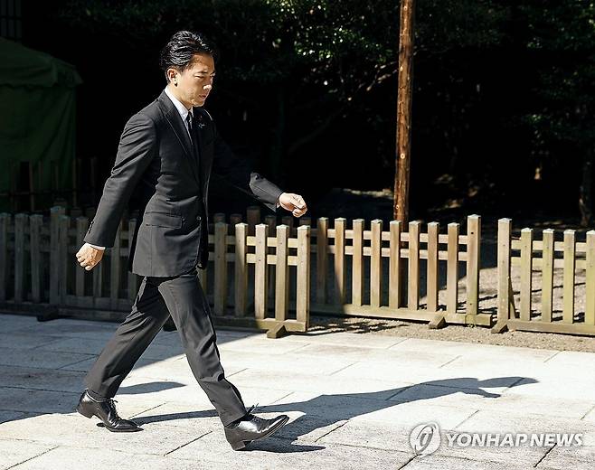 패전일 야스쿠니신사를 참배하는 고이즈미 신지로 농림수산상 (교도=연합뉴스) 유력한 총리 후보로도 거론돼온 고이즈미 신지로 일본 농림수산상이 패전일인 15일 도쿄 야스쿠니신사 참배를 위해 이동하고 있다. 2025.8.15
