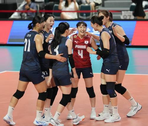득점 후 기뻐하는 한국 여자배구 대표팀 선수들 [대한배구협회 제공. 재판매 및 DB 금지]