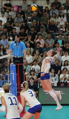 공격하는 스웨덴의 이사벨 하크 [대한배구협회 제공. 재판매 및 DB 금지]