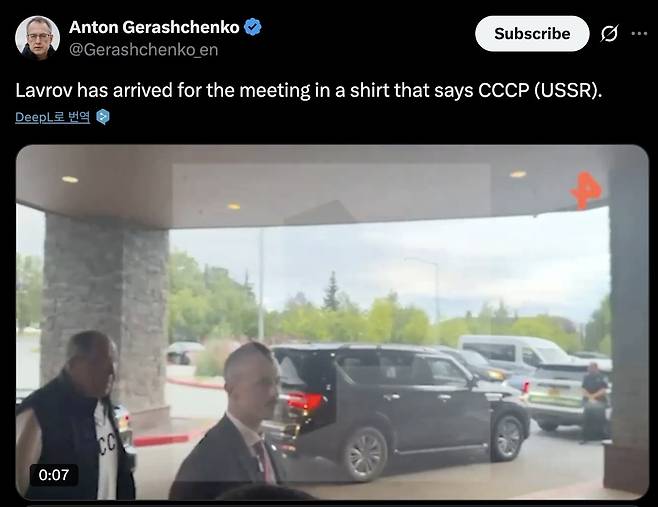 세르게이 라브로프 러시아 외무장관(왼쪽)이 14일(현지시간) '소련'을 뜻하는 키릴 문자 약어 'CCCP'가 적힌 옷을 입고 미국 알래스카주 앵커리지의 호텔에 들어서고 있다. [엑스(X) 캡처. 재판매 및 DB 금지]