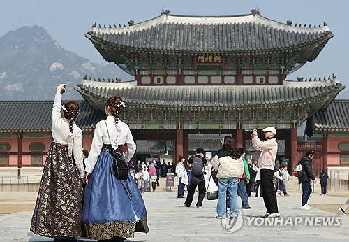 경복궁 찾은 관광객들 [연합뉴스 자료사진. 재판매 및 DB 금지]