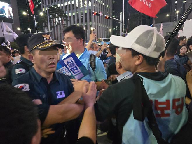 경찰과 대치 중인 8·15범시민대회 참가자들 [촬영 최원정]