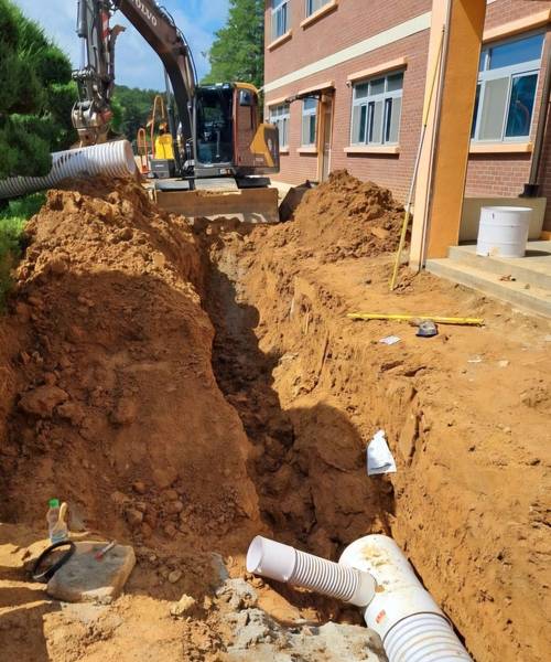 16일 용인시 소재 중학교 배수로 공사 현장에서 작업자 1명이 흙더미에 매몰돼 숨졌다. 2025.8.16 /경기도소방재난본부 제공
