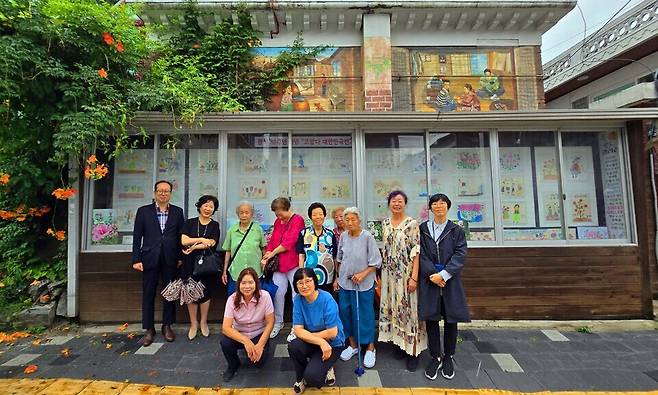 ▲ 한국치매미술치료협회 신현옥(오른쪽 두 번째) 회장과 작가, 전시 참여 어르신들이 제80주년 광복절을 기념해 열린 '고맙다 대한민국' 전시회가 진행 중인 수원시 권선구 세류2동 1007-15 로드 갤러리에서 기념사진을 촬영하고 있다.