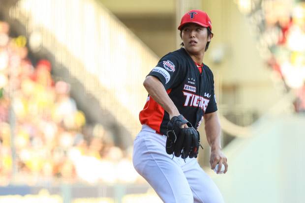 KIA 이의리가 16일 잠실구장에서 열린 두산과의 시즌 14차전 선발로 나와 공을 던지고 있다. <KIA 타이거즈 제공>