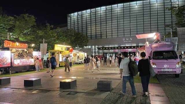 15일 소리전당 오악당 앞에 설치된 푸드트럭존에 축제 관람객들이 북적이다. 전현아 기자.