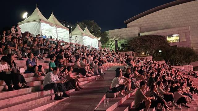 15일 소리전당 놀이마당에서 펼쳐진 소리섬머나이트 무대를 찾은 관객들이 공연을 관람 중이다.. 전현아 기자.