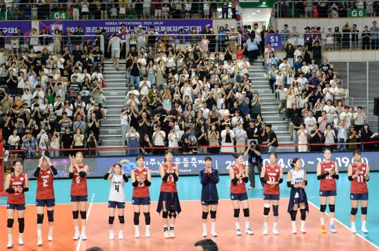 한국 여자배구 대표팀이 경기 후 팬들에게 박수를 치며 인사하고 있다.