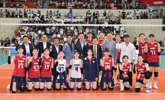 한일전에서 승리를 기록한 한국 여자배구 대표팀 선수들과 조규일 진주시장, 백승흥 진주시의회 의장. 김택세 진주시체육회 회장, 대한배구협회 관계자들이 기념촬영을 하고 있다.