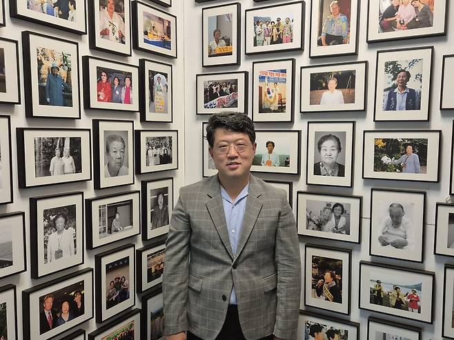 서혁수 희움 일본군 ‘위안부’ 역사관장은 13일 희움에서 피해자 할머니 한 명 한 명을 설명하며 기록 보존에 대해 강조하고 있다.