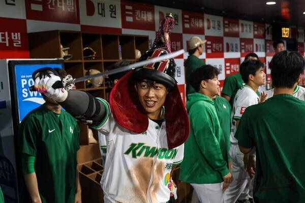 키움 송성문이 20-20 클럽 기념을 자축하는 모습. (사진=키움 히어로즈)