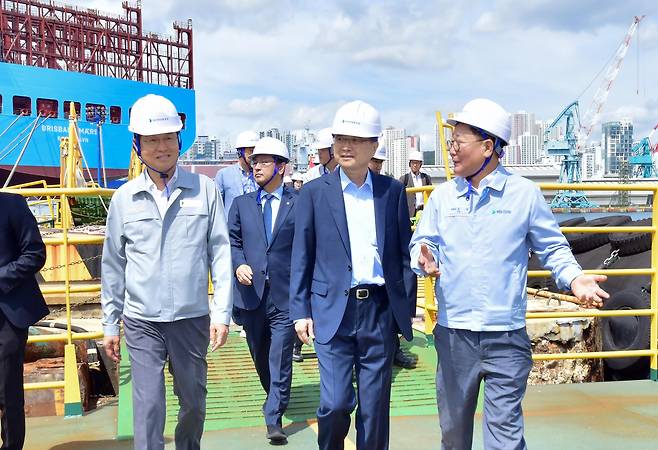 지난 13일 HD현대중공업 울산조선소를 방문한 조현(가운데) 외교부 장관이 조석(오른쪽) HD현대 부회장과 이상균 사장의 안내를 받아 차세대 이지스 구축함 건조 현장을 둘러보고 있다./사진=HD현대