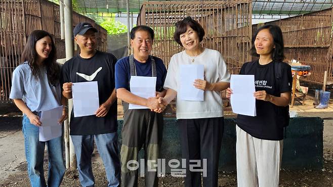 시민단체 활동가들이 사육곰 농장주와 매입 계약을 맺은 뒤 기념사진을 찍고 있다. 이형주 어웨어 대표, 최태규 곰 보금자리 프로젝트 대표, 연천 사육곰 농장주 조호용씨, 조희경 동물자유연대 대표, 이다솜 녹색연합 자연생태팀장(왼쪽부터) (사진=동물자유연대)