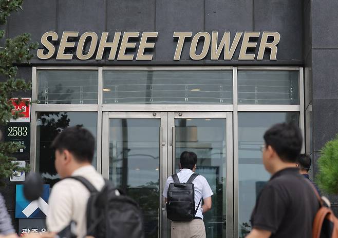 지난 11일 김건희 여사의 의혹들을 수사하는 민중기 특별검사팀이 ‘나토 목걸이 의혹’과 관련해 압수수색 중인 서울 서초구 양재동 서희건설 사옥 모습. (사진=연합뉴스)