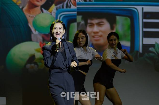 지난 15일 수원제1야외음악당에서 열린 ‘광복 80주년 기념 수원시민대합창’에서 가수 장윤정의 축하공연이 펼쳐지고 있다.(사진=수원시)