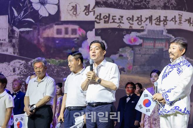 지난 15일 수원제1야외음악당에서 열린 ‘광복 80주년 기념 수원시민대합창’에서 이재준 수원시장이 인사말을 하고 있다.(사진=수원시)