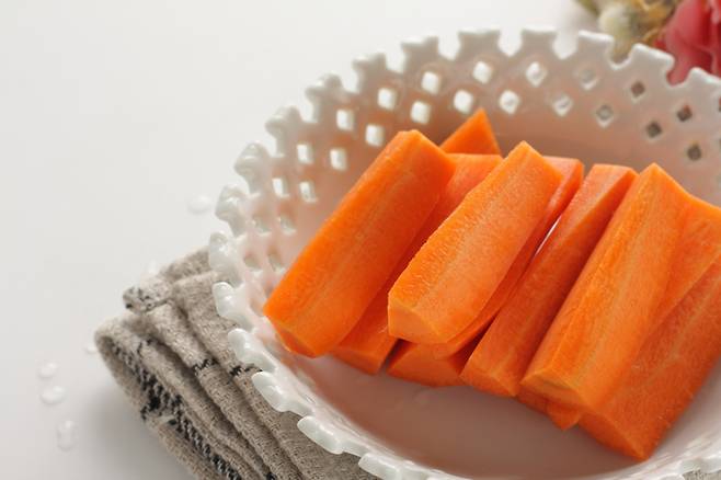 혈당 조절이 중요한 사람이라면 당근은 한 개를 다 먹지 말고, 1/3 토막만 먹는 게 좋다. 다른 채소에 비해 탄수화물, 당류가 많기 때문이다.  [사진=게티이미지뱅크]