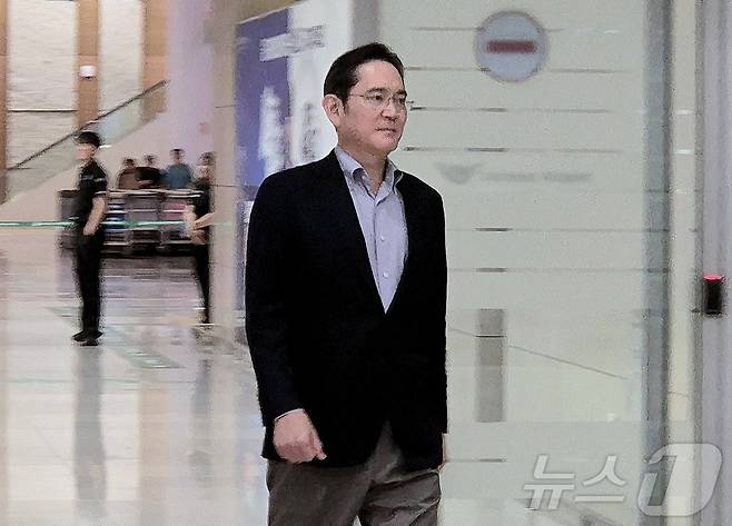 이재용 삼성전자 회장이 15일 새벽 미국 출장을 마치고 인천국제공항을 통해 귀국하고 있다. 2025.8.15/뉴스1 ⓒ News1 최동현 기자